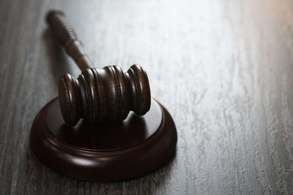 مطرقة المحكمة وأهم النصائح لتسريع مدة تنفيذ الحكم في قضية عمالية