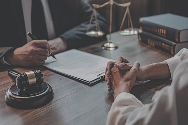 يشرح المحامي للزوج آثار عقوبة الزوجة الناشز على النفقة والمسكن