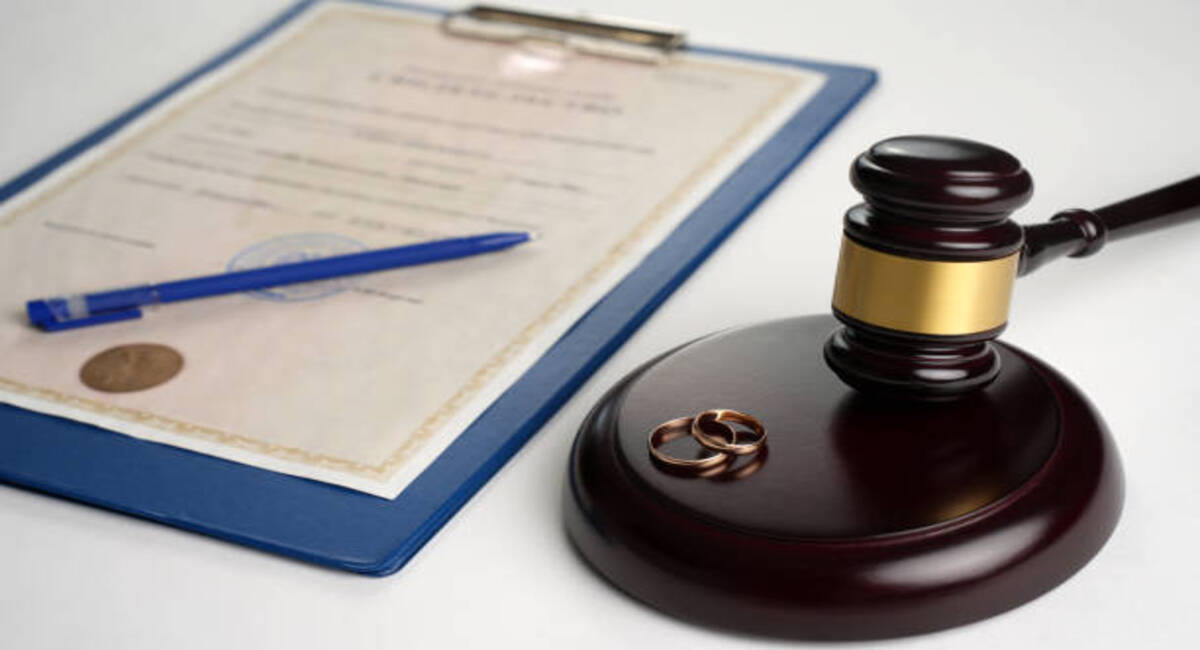 مطرقة العدل ومحضر النشوز ومعرفة ما هي عقوبة الزوجة الناشز في القانون السعودي