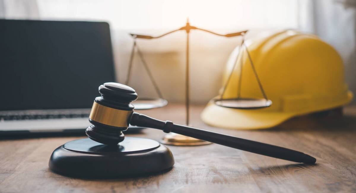 مطرقة القاضي وهو يفصل في الدعاوى اليسيرة العمالية المحددة من المجلس الأعلى للقضاء2026