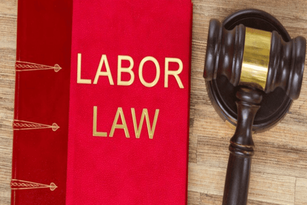 مطرقة المحكمة وهي تحكم الدعاوى اليسيرة في قضايا العمال