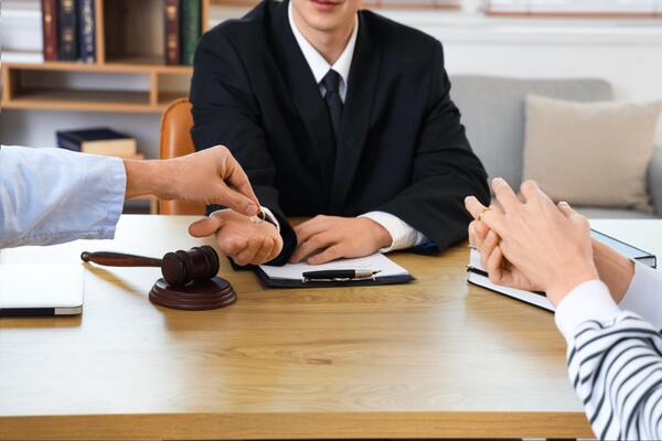 المحامي وهو يستمع لأسباب فسخ عقد الزواج