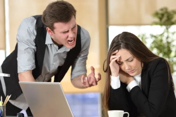 الاعتداء اللفظي على موظف أثناء العمل.